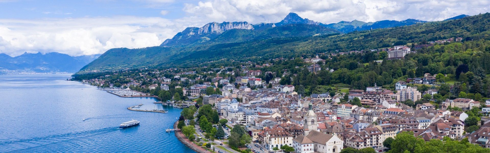 La Haute-Savoie est une région où il fait bon vivre. Entre lacs et montagnes, le Chablais et ses environs offrent un cadre de vie exceptionnel de plus en plus prisé par les Français ou les étrangers qui sont nombreux à s’y installer.</br></br>Si vous souhaitez vendre ou acheter un bien immobilier en Haute-Savoie, l’agence DE CORDIER est idéalement située au cœur d’Evian-les-Bains et vous fera bénéficier de son expertise du marché et sa parfaite connaissance de la région. Nous vous proposons des maisons, appartements, villas, chalets, terrains et programmes neufs dans l’ensemble des villes du 74.
