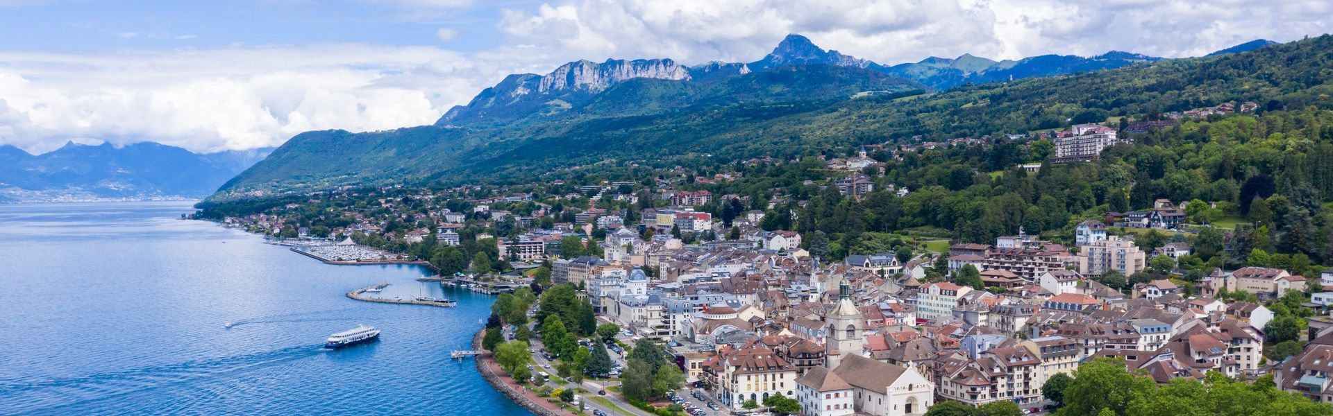 Haute-Savoie is a region where life is good. Nestled in between lakes and mountains, Chablais and its surroudings offer an exceptional living environment that is more and more sought after by either way the French and the foreigners who are more and more numerous to root down here.</br></br>If you wish to sell or buy a real estate property in Haute-Savoie, DE CORDIER real estate office is ideally located in the very centre of Evian-les-Bains and will makes you benefit from its experience of the market and its perfect knowledge of the region. We propose houses, flats, villas, chalets, lands and new development programs in most of the towns in