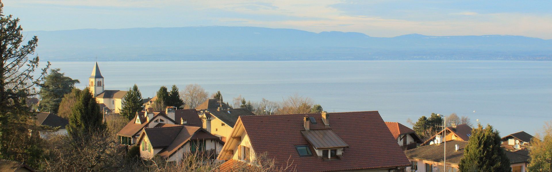 Neuvecelle, a town in between lake and mountains